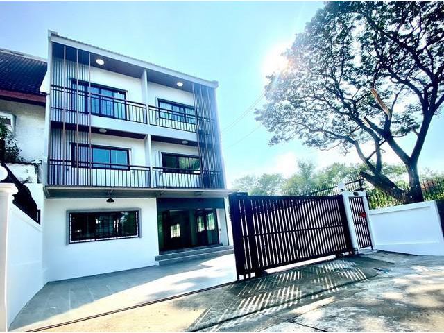 ให้เช่า โฮมออฟฟิศ 3 ชั้น หลังมุม ย่านศรีนครินทร์ ซอยศรีนครินทร์45