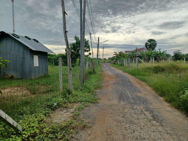 ที่ดินโฉนดครุฑแดง 300 ตารางวา ใกล้ ม. เกษตรกำแพงแน