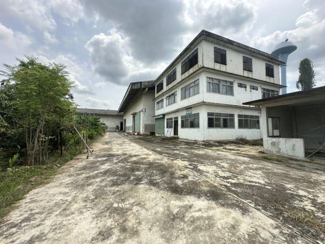 ขายโรงงาน 2 หลัง พร้อมสำนักงาน 3 ชั้น เนื้อที่ 2-3-82 ไร่ ซอยสุขาภิบาล 2 ถนนพุทธมณฑลสาย 4 ตำบลอ้อมน้อย