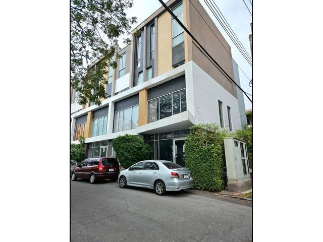 ทาวน์โฮม 3.5 ชั้น รามอินทรา 64 ติดถนน รัชดา-รามอินทรา เหมาะทำออฟฟิศ เยื่องแฟฟั่น ไอซ์แลนด์