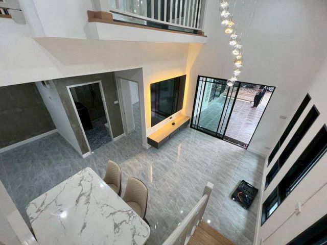 ขายบ้านทาวน์เฮ้าส์ 2 ชั้น หมู่บ้านวรารักษ์ รังสิต - คลอง 3 เนื้อที่ 26.8 ตารางวา 2 ห้องนอน ตำบลคลองสาม อำเภอคลองหลวง