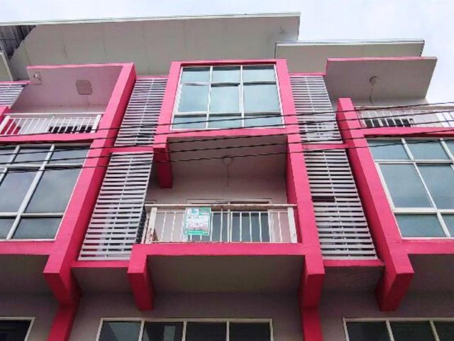 ขายอาคารพาณิชย์ 3 ชั้นครึ่ง ศรีราชา ชลบุรี ติดถนนมอเตอร์เวย์ ใกล้แยกหนองยายบู่