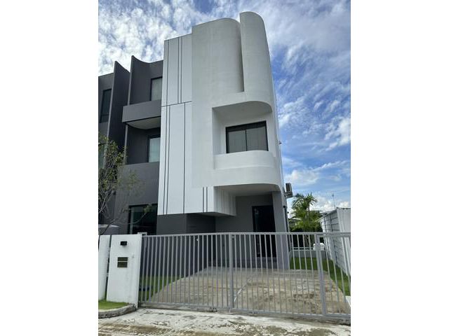 ให้เช่าบ้าน3ชั้นหลังมุมพร้อมสระว่ายน้ำAltitude Forest Onnut-Latkr