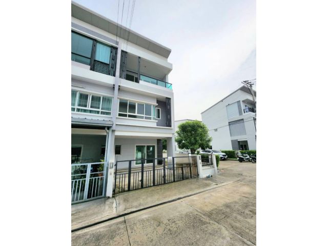 โปรพิเศษ! ทาวน์โฮม 3ชั้น หลังมุม หน้ากว้าง : หมู่บ้าน เดอะริคโค้ วัชรพล ถ.ร่วมมิตรพัฒนา(ตรงห้าแยก) แขวงท่าแร้ง เขตบางเขน กรุงเทพ