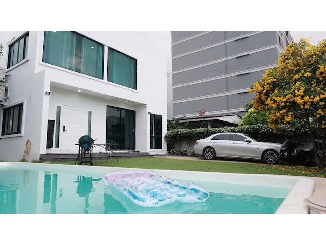 ให้เช่าบ้านสไตล์โมเดิร์น 5 นอน อุดมสุข42 (สุขุมวิท103) พร้อมสระว่