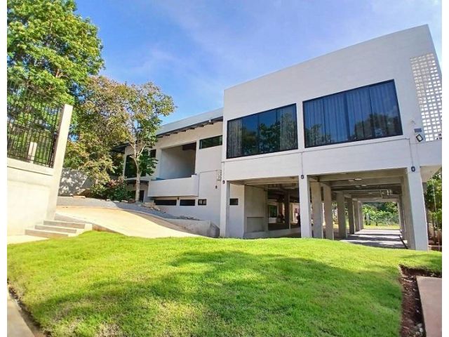 ขายบ้านพร้อมที่ดินเปล่าแปลงใหญ่ ขนาด 955 ตรว เหมาะสำหรับทำรีสอร์ท บ้านพักตากอากาศ ใกล้เขาใหญ่ ปากช่อง นครราชสีมา.