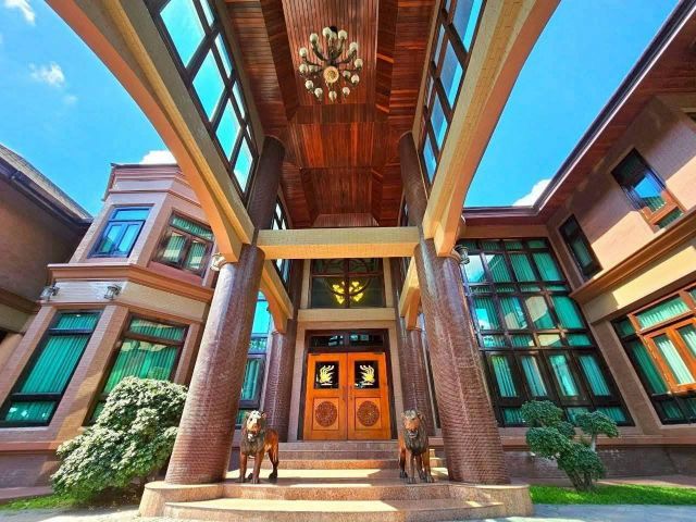 ขายคฤหาสน์หรูสไตล์ยุโรปคลาสิกลดราคาด่วน พร้อมรีโนเวท เฟอร์เจอตกแต่งด้วยไม้สัก