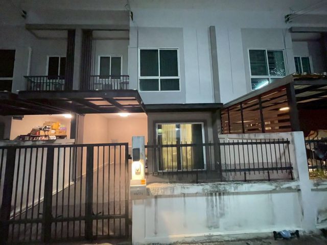 บ้านทาวน์โฮม2ชั้นใกล้ถนนสุขุมวิทหลังปั้มเชลล์หนองมน เนื้อที่ 18.5ตรว. 2.8ล้าน ต.เสม็ด อ.เมือง จ.ชลบุรี ทำเลดีใกล้บางแสน