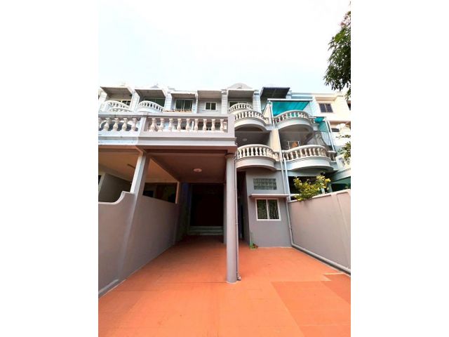Storey Townhome for Rent in the Heart of Thonglor — Ideal for Living or Home Office | Near BTS Ekkamai | THB 80,000 per