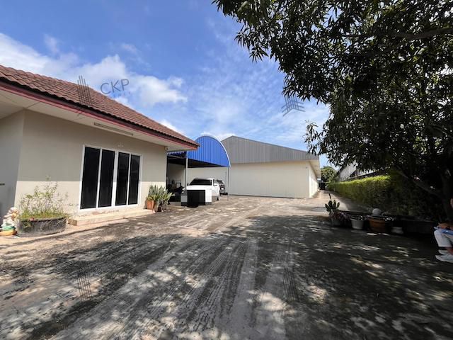 ที่ดิน โกดังเหมาะสำหรับผู้ผลิตสินค้า มีห้องแยก ถูกต้องตามหลักมาตรฐาน อย. มีบ้านพักคนงาน 5 ห้องนอน