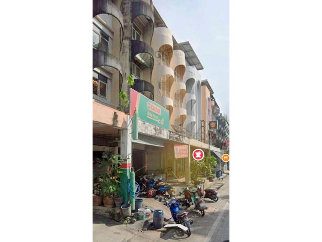 อาคารพาณิชย์ 4 ชั้น มีผู้เช่าอยู่ ริมถนนแฮปปี้แลนด์สาย 2 มีผู้คนสัญจรไปมา ใกล้เดอะมอลล์ บางกะปิและแม็คโคร ลาดพร้าว