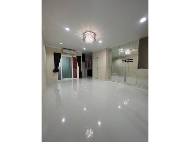 บ้านให้เช่าติดถนนพระราม9 3ชั้น หมู่บ้านกลางเมือง พระราม 9 มอเตอร์