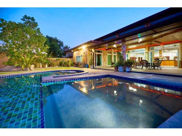 บ้านขนาดใหญ่ ขอบอ่างน้ำมาบประชัน