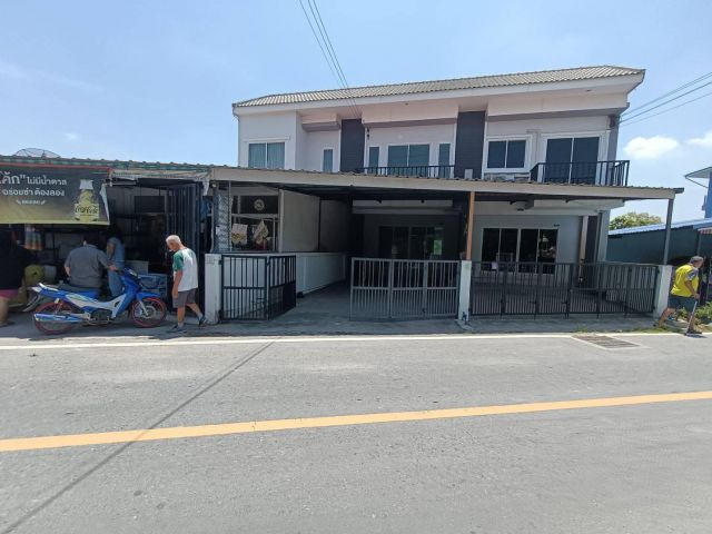 ขายบ้านทาวน์โฮมตรงข้ามหมู่บ้านดิไอดอล 38ตรว. 1.85ล้าน ต.มาบโป่ง อ.พานทอง จ.ชลบุรี  บ้านใหม่สองชั้น3ห้องนอน 2ห้องน้ำ