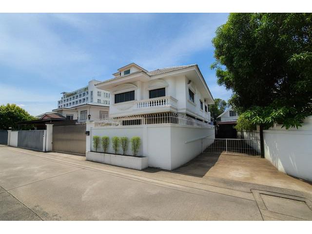 ทำเลดี เป็นส่วนตัว เหมาะสำหรับอยู่อาศัยหรือทำเป็นโฮมออฟฟิศ