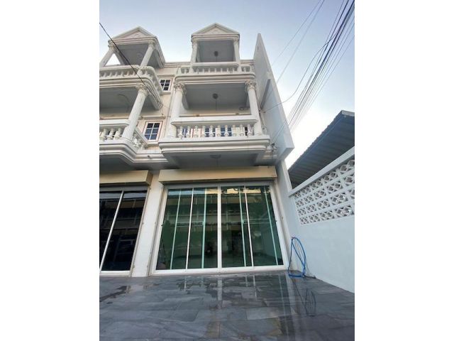 ให้เช่าบ้านเช่า 3 ชั้น ใกล้ MRT ห้วยขวาง เพียง 700 เมตร