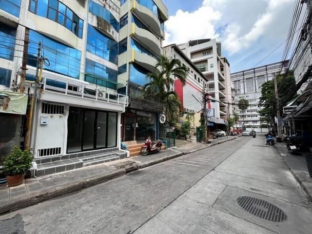 พื้้นที่ ชั้น 1 และชั้นลอย อาคารพาณิชย์ ใกล้มหาวิทยาลัยหอการค้าไท