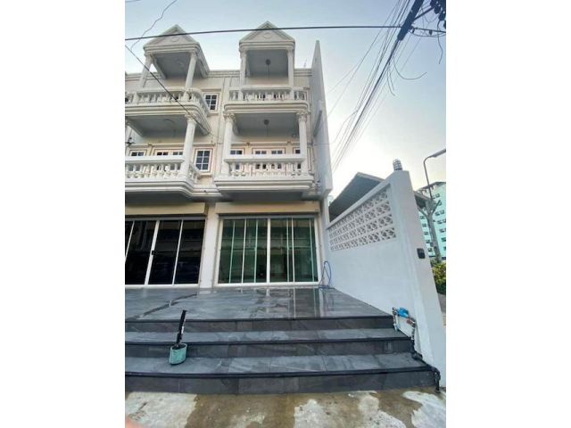 BH3795 ให้เช่าบ้านเช่า 3 ชั้น ใกล้ MRT ห้วยขวาง เพียง 700 เมตร