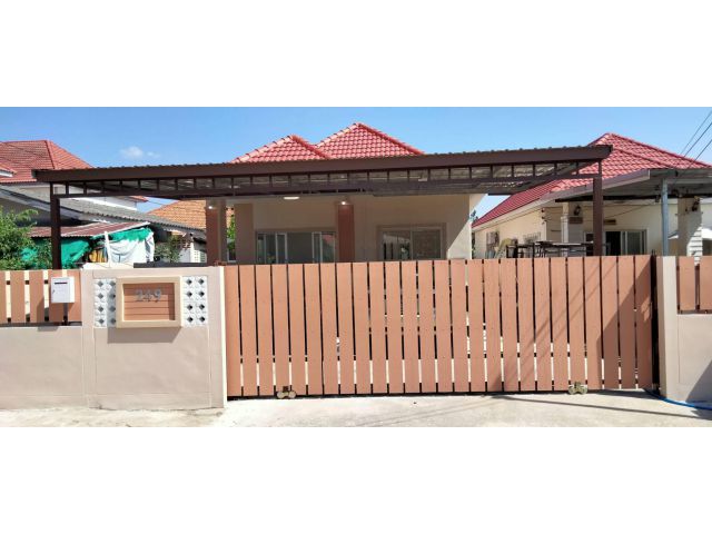 ขายบ้านมือสอง ปรับปรุงพร้อมอยู่ ปูกระเบื้องใหม่เปลี่ยนสุขภัณฑ์ใหม่ทุกชิ้น เคาน์เตอร์ครัวใหม่ พื้นที่ 70 ตารางวา  2 ห้องน