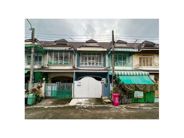 ทาวน์เฮาส์ หมู่บ้านมนวดี ซอยวัดลาดปลาดุก (หน้าบ้านและหลังบ้านไม่ชนหลังอื่น) ต้นโครงการ บางคูรัด บางบัวทอง นนทบุรี