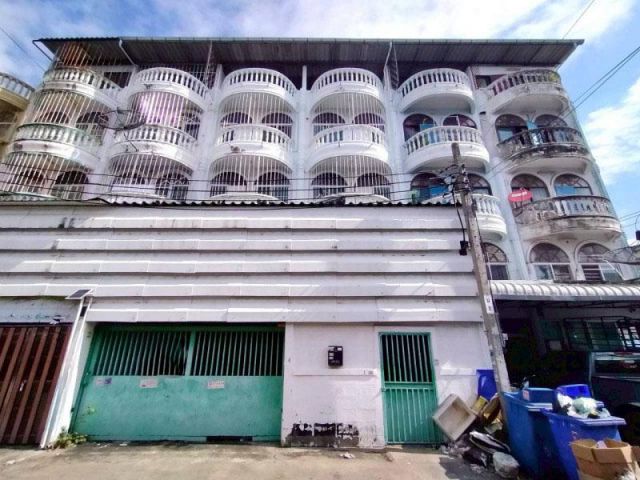 ขายอาคารพาณิชย์ 2 คูหา 3.5 ชั้น พื้นที่ใช้สอยเยอะ เหมาะสำหรับอยู่อาศัย โกดังเก็บของ ใกล้รถไฟฟ้า เดินทางสะดวก