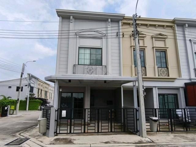 ทาวน์โฮม หลังมุม ตกแต่งสวยพร้อมอยู่ โครงการสิริเพลส เมกะบางนา