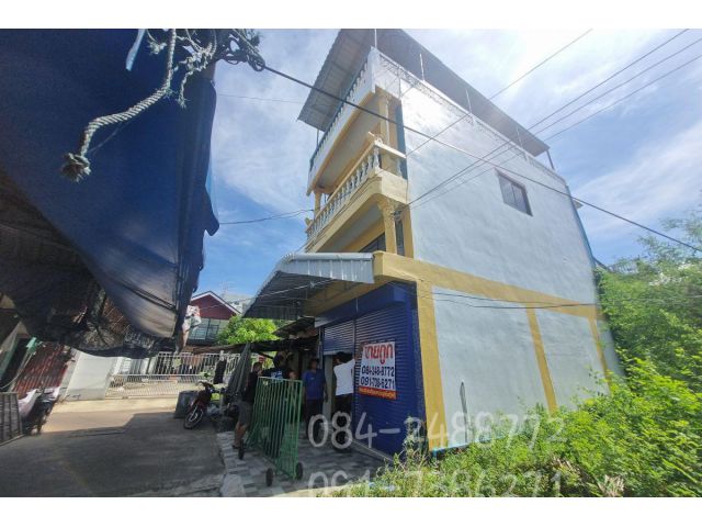 ตึก 3 ชั้นครึ่ง ในตลาดเทศบาลเมืองปราจีนบุรี (ตลาดล่าง) 3 ห้องนอน 2 ห้องน้ำ เนื้อที่ 13.5 ตารางวา