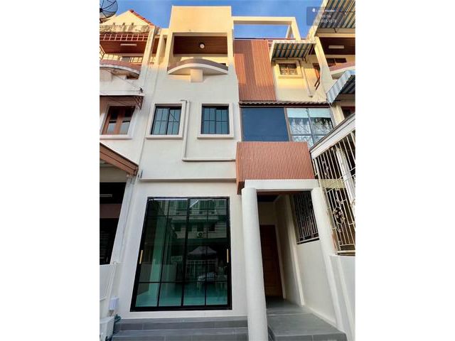 ขาย Home Office ลาซาล 24 – สุขุมวิท 105 เพียง 4.29 ลบ. 22.5 ตร.