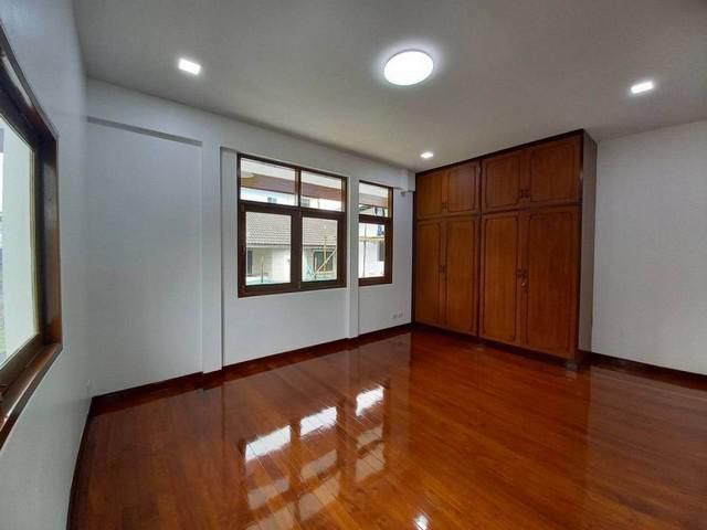 ให้เช่าบ้านซอยพงษ์เพชรนิเวศน์ มี 6ห้องนอน 7ห้องน้ำย่านถนนประชาชื่