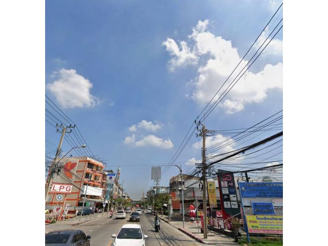 ขาย ที่ดิน ถนนลาดปลาเค้า พร้อมสิ่งปลูกสร้าง (ติดถนนใหญ่) เนื้อที่ 2 ไร่ หน้ากว้าง 34.2 m.( หรือ 1,027.5 ตารางวา ) ติดถนนใหญ่ รูปคล้ายสี่เหลี่ยมผืน