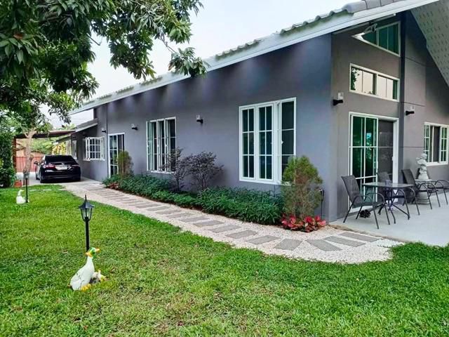 จัดเต็มเฟอร์ฯ ให้เช่าบ้านรีสอร์ท 302ตร.วา. แปลงยาว ฉะเชิงเทรา