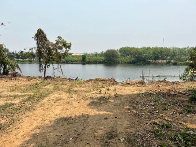 ขายที่ดินโฉนดครุฑแดง 230 ตารางวา หน้ากว้างติดน้ำ 30 เมตร จ.นครปฐม ทัพหลวง