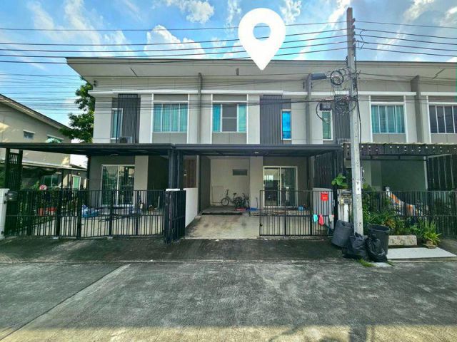 ทาวน์โฮม 2 ชั้น ติดถนนเมน หน้าโครงการ หมู่บ้าน พฤกษาวิลล์ 92 อ่อนนุช-สุวรรณภูมิ ขนาด 3 ห้องนอน 19.3 ตารางวา