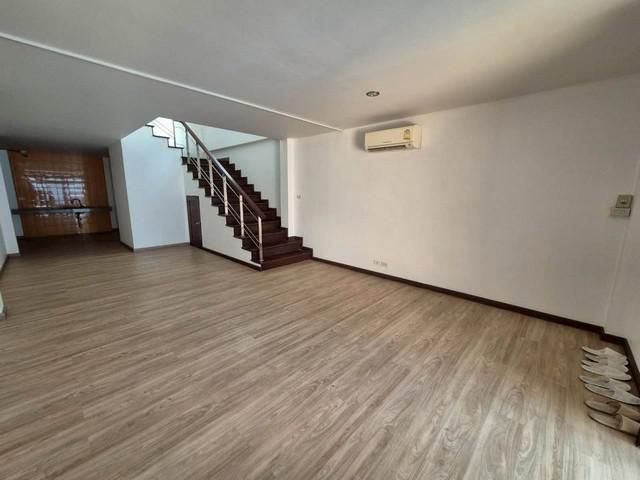 ให้เช่าทาวโฮม3 ชั้น ซอย ใกล้บีทีเอสอารีย์ ย่าน พญาไท