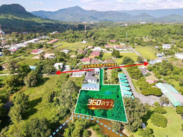 ขายที่ดินทำเลทองตั้งอยู่ในแหล่งความเจริญหน้าแปลงวิวเขา ด้านหลังติดคลองน้ำ ทำเลดีมากเหมาะทำบ้านสวน รีสอร์ต ที่พัก