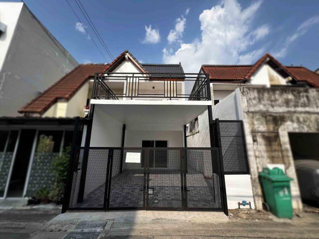 ขาย ทาวน์เฮ้าส์ ฉัตรหลวง ราษฎร์อุทิศ 54 รีโนเวทใหม่ พร้อมเฟอร์นิเจอร์ มีนบุรี