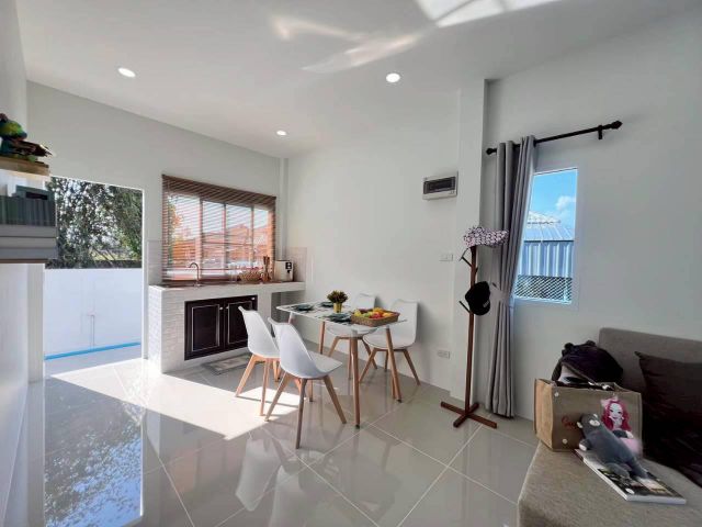 บ้านเดี่ยว 2 ห้องนอน 2 ห้องน้ำ 1 ครัว  1 รับแขก   จอดรถ 1 คัน เนื้อที่เริ่มต้น 34 ตารางวา