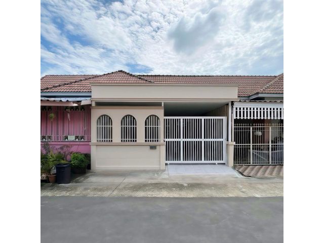 ขายบ้านทาวน์เฮ้าส์ ชั้นเดียว รีโนเวทใหม่ทั้งหลัง หมู่บ้านนิราวิลล์ เอกชัย-โพธิ์แจ้ 2 ห้องนอน เนื้อที่ 19 ตารางวา