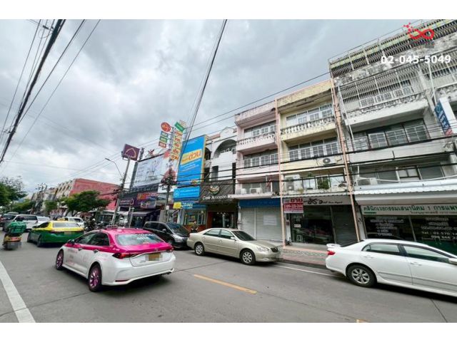 ขายอาคารพาณิชย์ 4 ชั้น  ติดถนนใหญ่ เสนานิคม 1