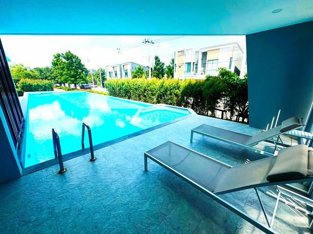 เมกะบางนา 1.7 กม.จัดเต็มเฟ ให้เช่าพรีเมียมทาวน์โฮม 2 ชั้น18 ตร.วา