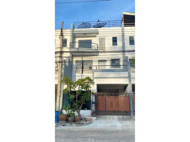 ให้เช่าทาวโฮม3 ชั้น ใกล้รถไฟฟ้าสถานีแบริ่ง และ สถานีศรีลาซาล