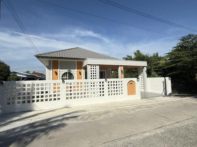 ขายบ้านเดี่ยวชั้นเดียวสร้างใหม่ พร้อมอยู่ ขนาด42ตรว เฟอร์นิเจอร์ครบ ใกล้ถนนมอเตอร์เวย์ชลบุรี-พัทยา บ้านบึง ชลบุรี.