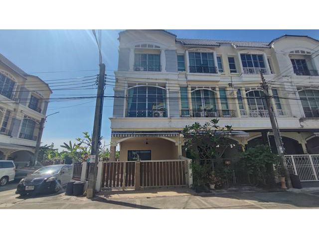 ให้เช่าทาวน์โฮม บ้านกลางเมืองพระรามเก้า ศรีนครินทร์ เฟอร์ครบ หลัง