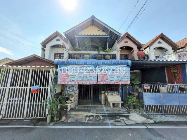 ทาวน์เฮ้าส์ 2 ชั้น หมู่บ้านกมลลักษณ์ ซอยวัดมะเดื่อ บางบัวทอง