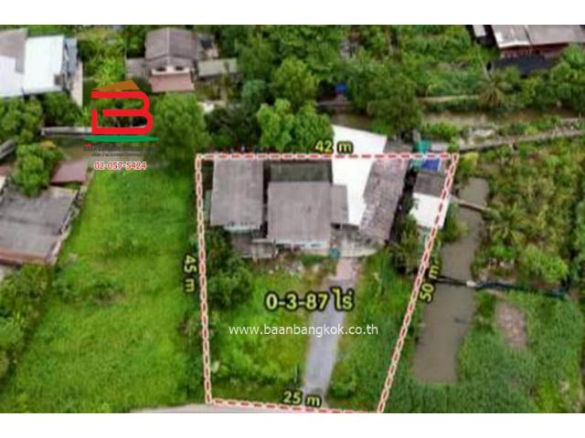 ที่ดินพร้อมบ้าน ซอยเพชรหึงษ์ 28 (ใกล้ตลาดบางน้ำผึ้ง) เนื้อที่ 387 ตรว. ตำบลบางกอบัว อำเภอพระประแดง จังหวัดสมุทราปราการ