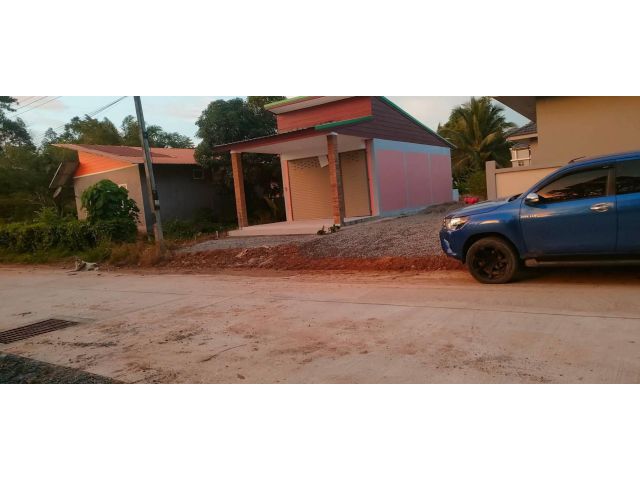 ขายบ้านพร้อมที่ดิน ทำเลทอง ใกล้สี่แยกไฟแดงเพียง 300 เมตร!  หลัง ธนาคารกรุงศรี ติดหมู่บ้าน ประภาดา หมู่ 2 อำเภอทุ่งใหญ