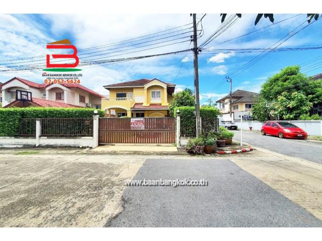 บ้านเดี่ยว หลังมุม หมู่บ้าน ชนชอบ-ธันธวัช เนื้อที่ 97 ตรว. ซ.วัชรพล 3 ถนนรามอินทรา แขวงคลองถนน เขตสายไหม กรุงเทพมหานคร