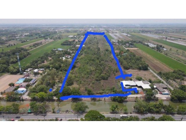 ที่ดินเป็นรูปสี่เหลี่ยมผืนผ้า 90 ไร่ ใกล้ถนนเลียบคลองหกฝั่งตะวันออก พื้นที่สีชมพู