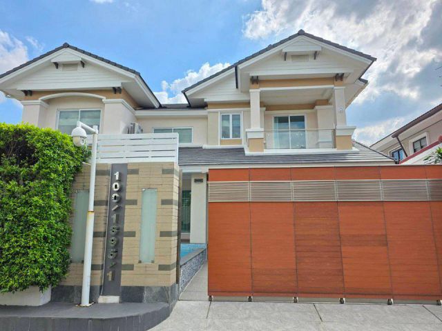 ขาย บ้านเดี่ยวหรู ติวานนท์-ปากเกร็ด เป็นบ้านสร้างเอง เต็มพื้นที่ หลังมุม ตั้งอยู่ใน ม.ลานทอง ต.บางพูด อ.ปากเกร็ด นนทบุรี