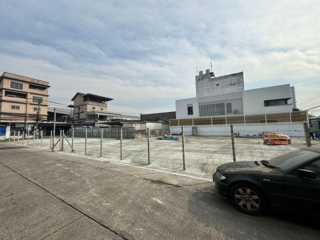 PK885ให้เช่าขนาด 210 ตารางวา ใกล้ปากซอย ศรีนครินทร์ 42  เป็นตัวแอล ติดสี่แยกสองฝั่ง หน้ากว้าง 10x46x22 ม.  ติดถนนสามทิศ